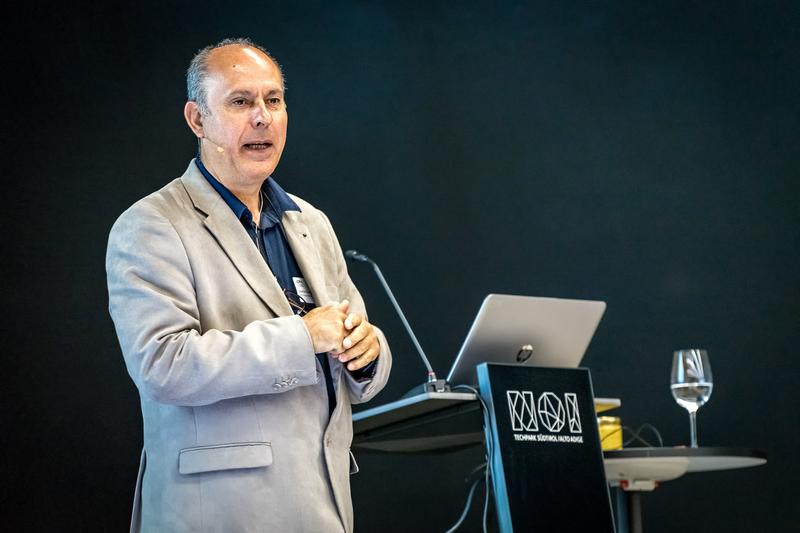 Dr. Stefan St&acirc;ngaciu bei einer Konferenz. (Foto: Dr. Stefan St&acirc;ngaciu)