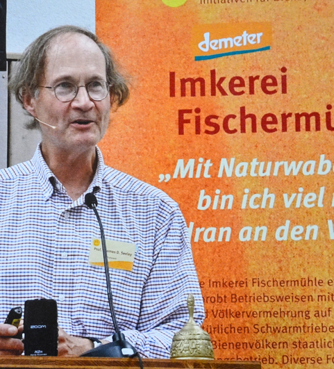 Im Jahr 2016 spricht Prof. Dr. Thomas Seeley an der  Fischerm&uuml;hle. (Foto: Mellifera e. V.)