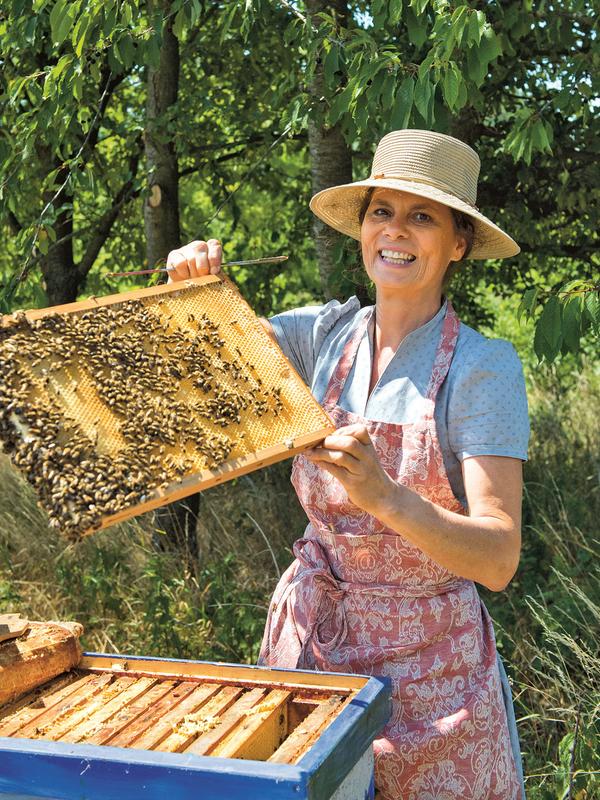 Sarah Wiener bei ihren Bienen. (Foto: Milena Schlosser)