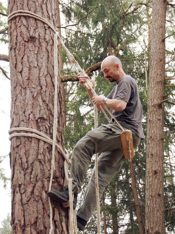 Heinz Risse demonstriert die polnische Klettertechnik mit Hilfe von zwei Spezial-Hanfseilen und einem integrierten Arbeitssitz. (Foto: Dorothea Scheidl-Nennemann)