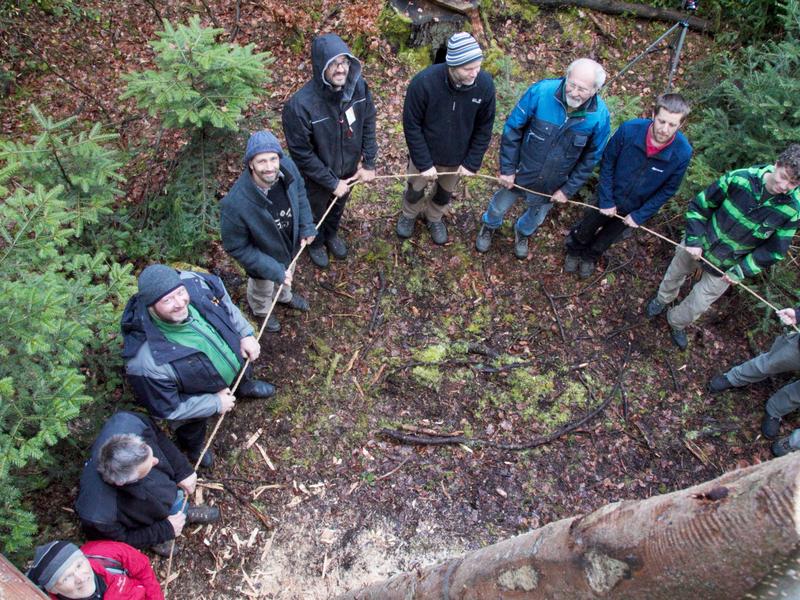 In einem symbolischen Ritual bilden alle einen großen Kreis, die Hände am Lindenbastseil - jenem Seil, das Przemek einst von Baschkiren mitbrachte. (Foto: Dorothea Scheidl-Nennemann)