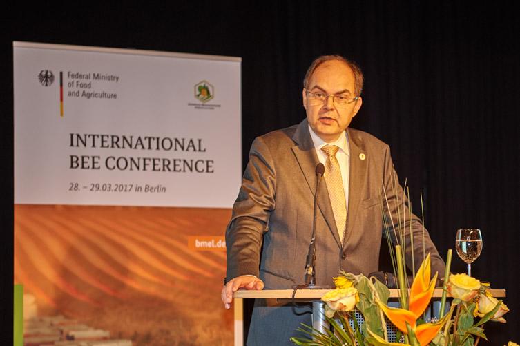 Bundeslandwirtschaftsminister Christian Schmidt er&ouml;ffnet die Bienenkonferenz. (Foto: BMEL)