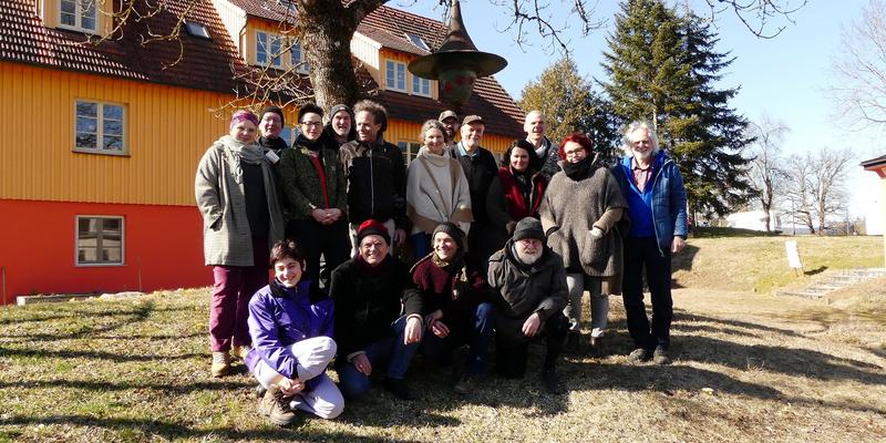 Konferenz-Teilnehmende (v. l. n. r.)  Hinten: Agata Chmielewska, Robert Friedrich, Katrin Sonnleitner, Johannes Loriz, Johannes Wirz, Jennifer Rident, Johannes Poeplau, Norbert Poeplau, Mihaela Nove, Hans-Peter Rottler, Barbara Leineweber, Manfred Süssen  Vorne: Gvantsa Katsadze, Thomas Radetzki, Markus Hilfenhaus, Albert Muller (Foto: Mellifera e. V.)