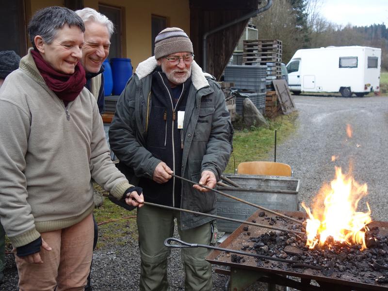 Heitere Atmosphäre beim gemeinsamen Schmieden (Foto: Katrin Sonnleitner)