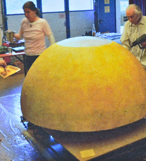Im Sommer 2007 entsteht die erste Wachskugel. Freiwillige arbeiten wochenlang an der Fischerm&uuml;hle daran. (Foto: Mellifera e. V.)