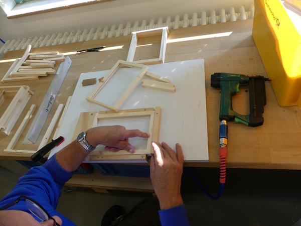 Auch die Rähmchen für die Miniatur-Beuten werden in Handarbeit hergestellt.  (Foto: Alica Kipp)