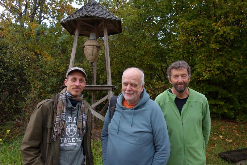 Benedikt Pestalozzi (links) und Andreas Halder (rechts) sorgen in Zukunft für die Mellifera-Bienen. (Foto: Katrin Sonnleitner)