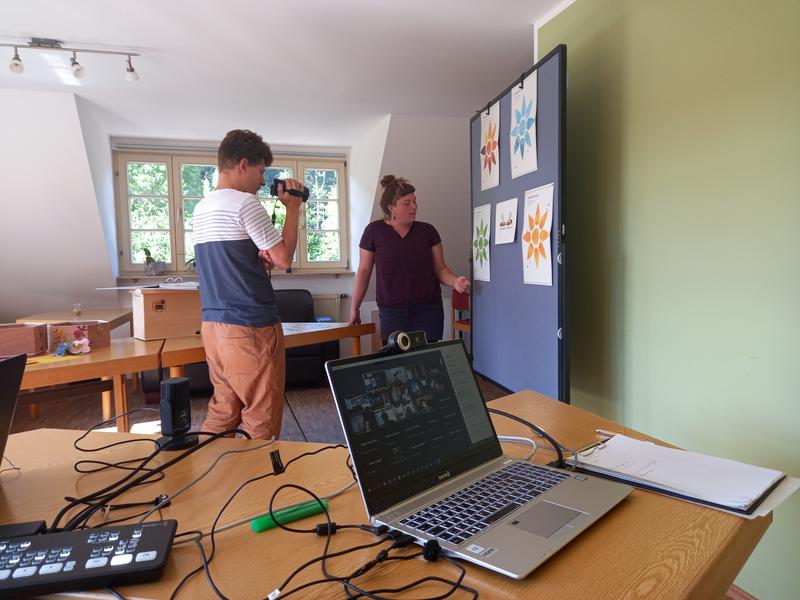 Nick Leukhardt und Alica Kipp bei der digitalen Pr&auml;sentation des Erlebnis Bienenwunder (Foto: Jonas Ewert)