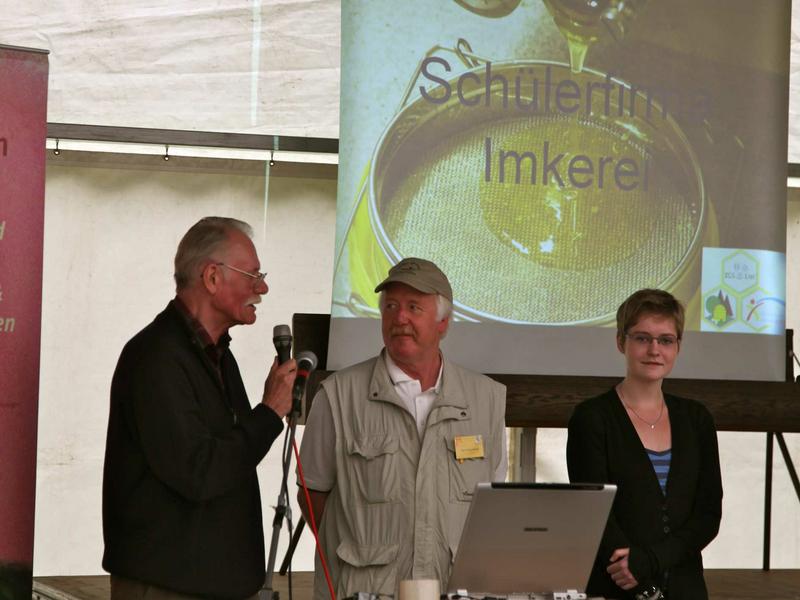 ...und der Vorstand der Schulimkerei IGS List im Plenum 