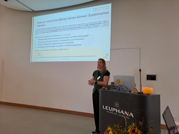 Charlotte Wolff beleuchtet Bienen als Modellorgansimen einer BNE. 