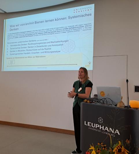Charlotte Wolff beleuchtet Bienen als Modellorgansimen einer BNE. 