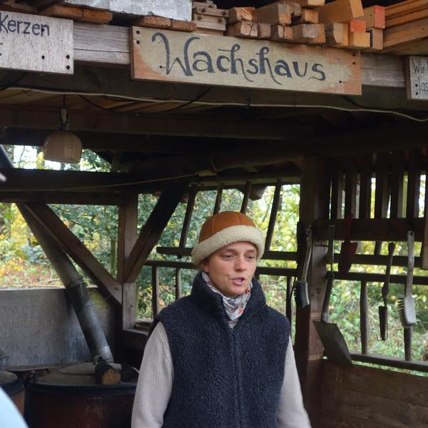 Anna-Lisa Giehl zeigt uns ihre Waldimkerei (Foto: Katrin Sonnleitner)