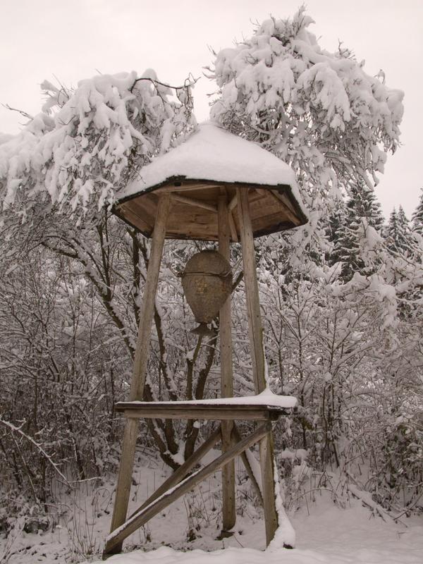 Der Weißenseifner Hängekorb vor dem Mellifera-Vereinsgebäude an der Fischermühle. (Foto: Norbert Poeplau)