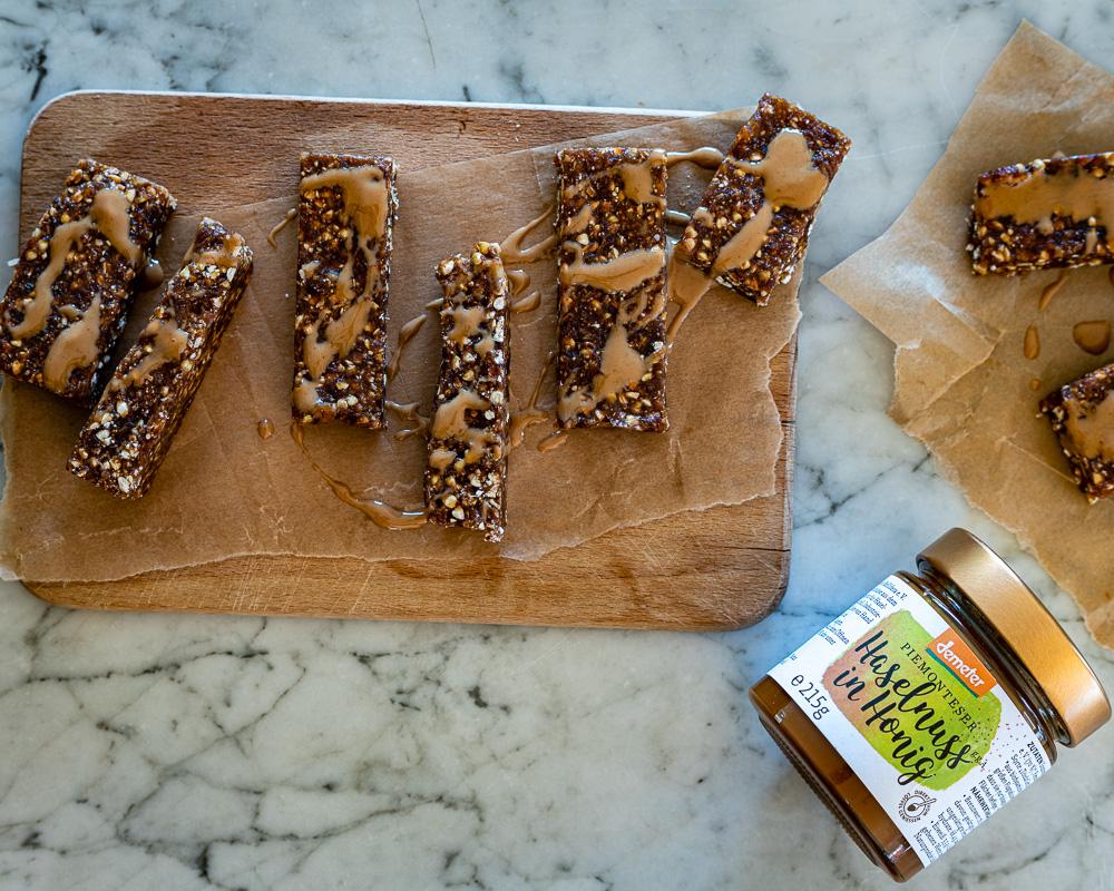 Die Honig-Kreation "Piemonteser Haselnuss in Honig g.g.A." erg&auml;nzt die Rohkost-Brownies und gibt ihnen ein unverkennbares Aroma. (Foto: Jans Kochwelt)