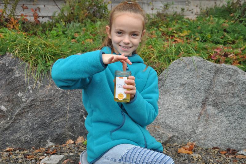 "Guck mal: Honig von Mellifera e. V. schmeckt gro&szlig;artig. Wenn man ihn - wie im Winter - nicht aus der Wabe schlecken kann, tut's auch mal der aus dem Glas." 