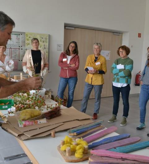 Bernhard Korilla stellte in seinem Workshop insektenfreundliche Schulg&auml;rten vor. (Foto: Klara Stingel)