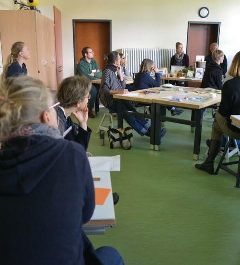 Praktische Ideen zur Arbeit in der Bienen AG zeigte Referentin Isabell Wahler. (Foto: Klara Stingel)