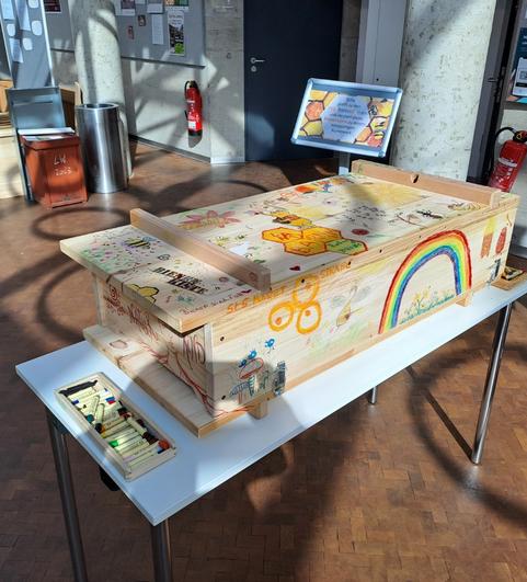 Die Bienenkiste wurde gemeinsam zum Kunstwerk. 