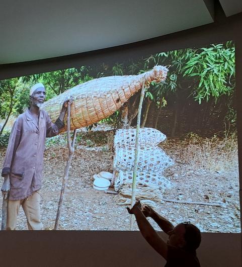 Dr. Martin Gruber stellte die Besonderheiten der Imkerei in Japan und Kamerun vor. 
