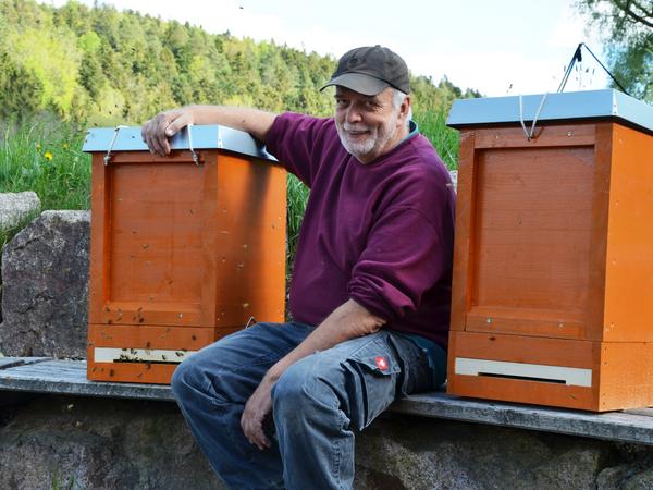 Imkermeister Norbert Poeplau mit zwei der 45-Liter-Beuten. (Foto: Lydia Wania-Dreher)