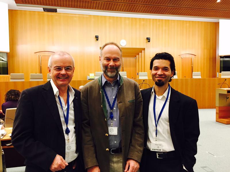 Der Thomas Radetzki (Vorsitzender Aurelia-Stifftung), Walter Haefeker (Vize-Präsident der Europäischen Berufsimkervereinigung) und Terra Pasqualini (Geschäftsführender Vorstand Mellifera) 2017 bei den mündlichen Verhandlungen Luxemburg.  (Foto: Mellifera e. V.)