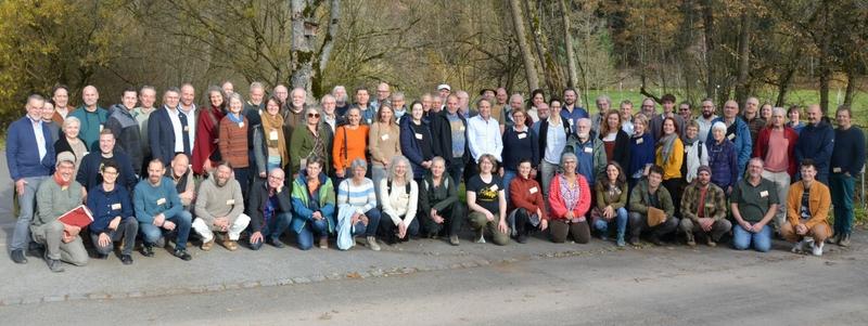 Die Teilnehmenden der Konferenz an der Fischerm&uuml;hle.  Weitere 80 Zuh&ouml;rer*innen nahmen online teil. (Foto: Mellifera e. V.)