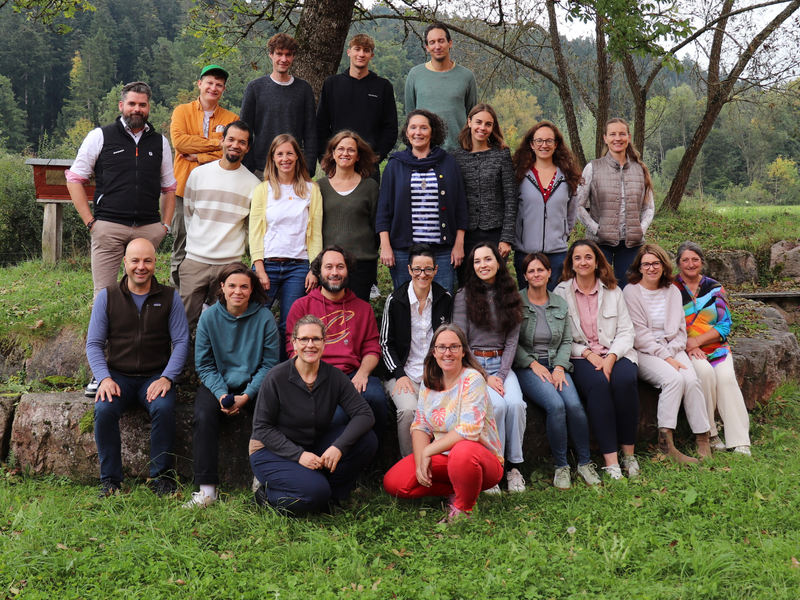 Gemeinsam f&uuml;r Biene, Mensch, Natur: Das hauptamtliche Mellifera-Team im Herbst 2025. (Foto: Mellifera e. V.)