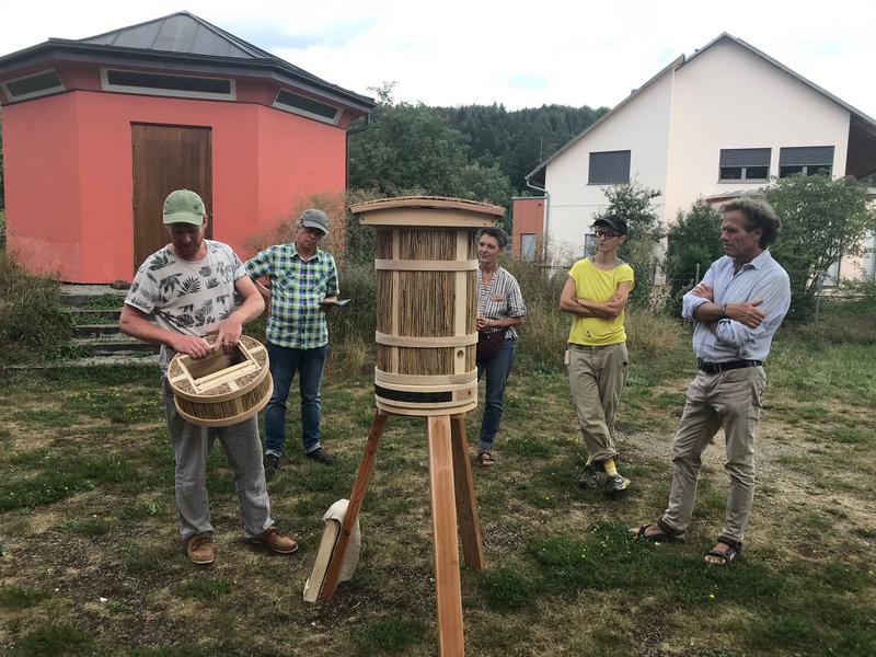 David Junker stellt seinen Bienenturm aus Schilfrohr und Bugholz vor (Foto: Barbara Leineweber)