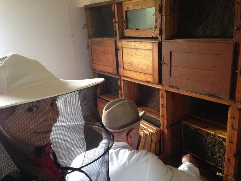 Stella Montag mit ihrem Gro&szlig;vater im Bienenhaus (Foto: Familie Montag)