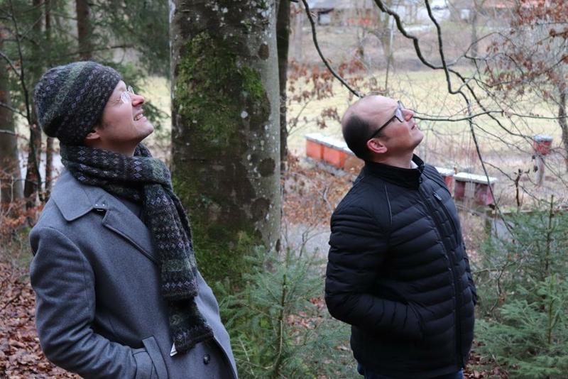 Andreas K&uuml;chle (Sparda-Bank BW) und Michael Slaby beobachten den Zeidlerbaum (Foto: Nick Leuckhardt Mellifera e.V.)