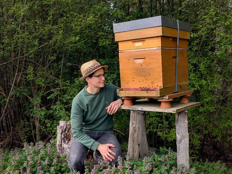 Isabelle Bandi bei ihren Bienen. (Foto: Marlies Bandi)