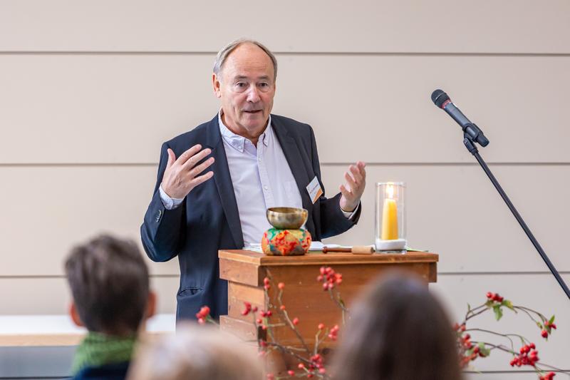 Prof. Dr. Ulrich Gebhard referierte über die Bedeutung von Natur- und Tierbeziehungen bei Kindern und Jugendlichen (Foto: Roland Beck)