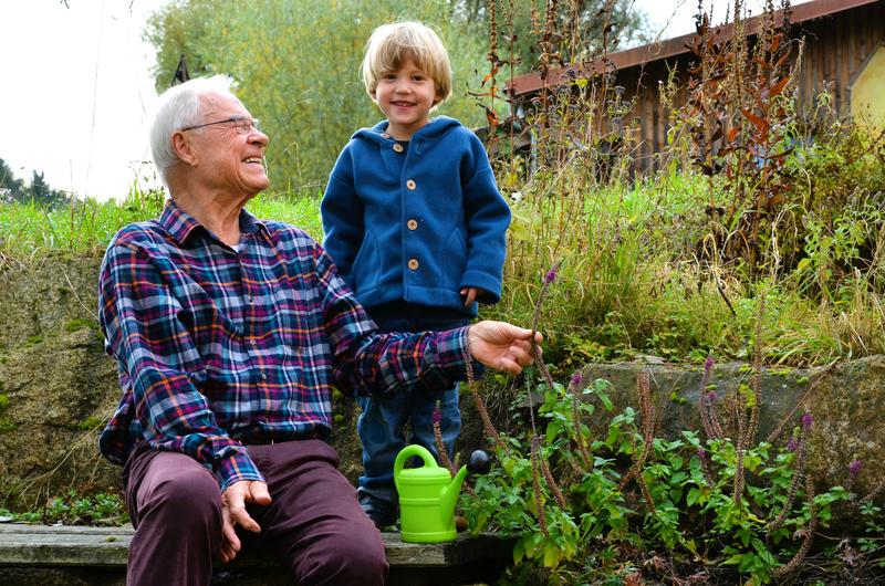 Wenn Kindergartenkinder & Senior*innen gemeinsam im Gr&uuml;nen aktiv werden &ndash; dann kann etwas Wunderbares entstehen. (Foto: Lydia Wania-Dreher)
