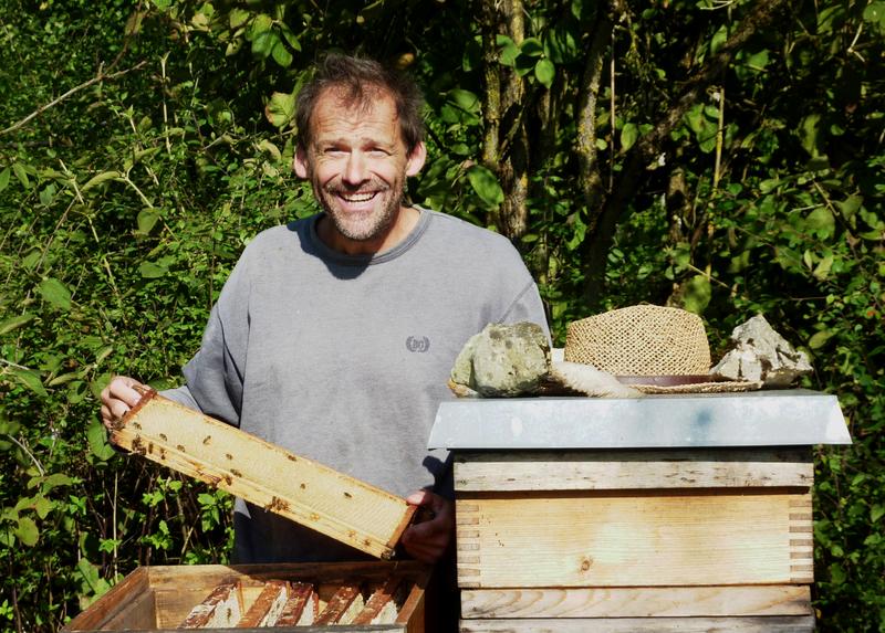 Markus Hilfenhaus und seine Bienen. (Foto: Privat)