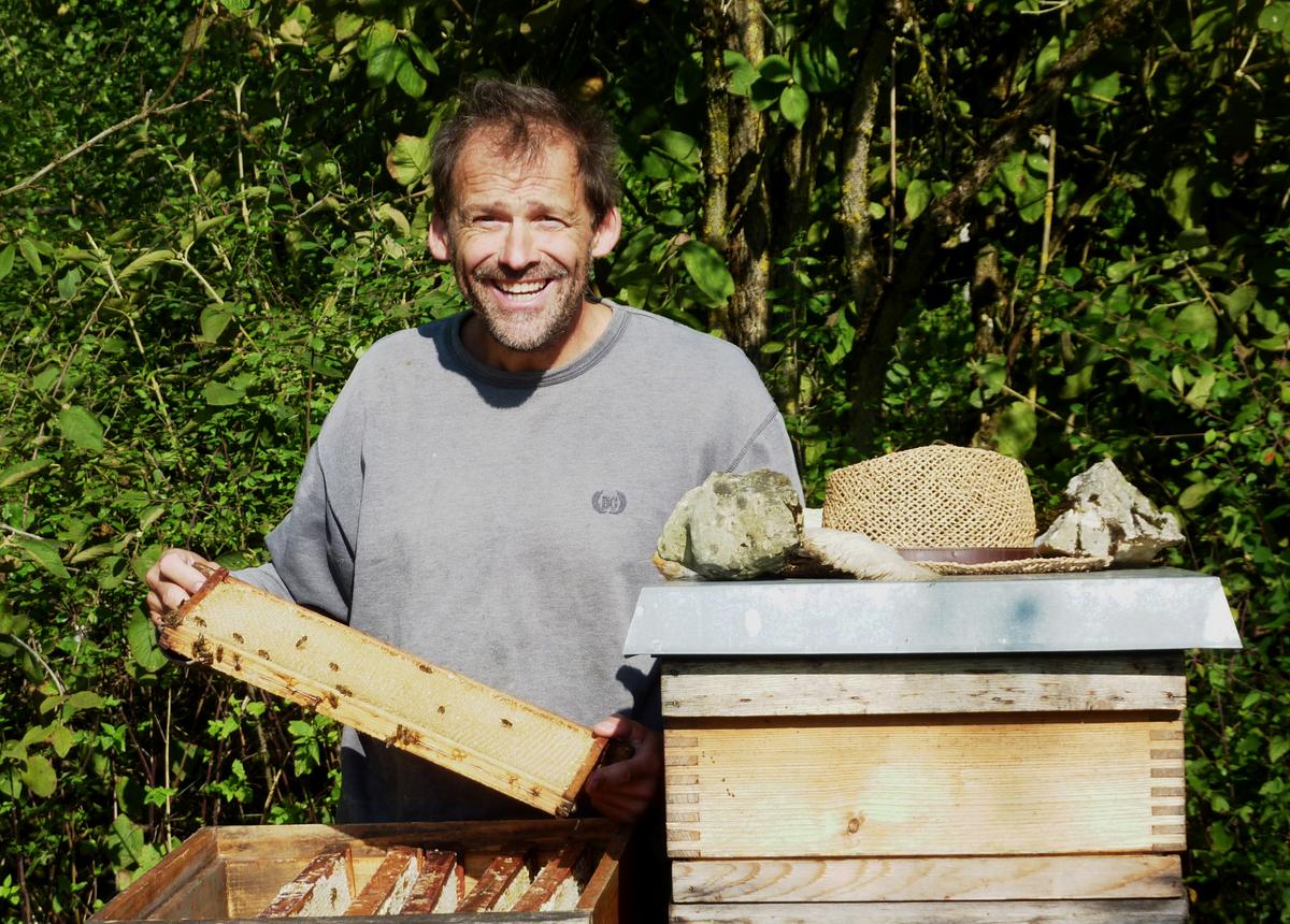 Markus Hilfenhaus und seine Bienen. (Foto: Privat)