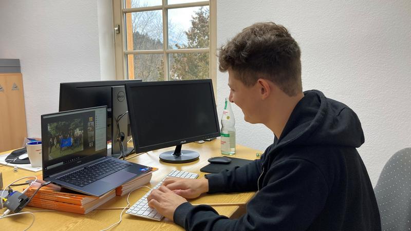 Mellifera-Neuzugang Nick Leukhardt stellte sich nicht nur den Versammlungsteilnehmern vor, sondern k&uuml;mmerte sich auch um den Chat. (Foto: Mellifera e. V.)