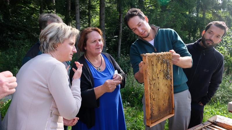 Bienen zu beobachten ist auch f&uuml;r die Ministerinnen etwas Besonderes. (Foto: Mellifera e. V.)
