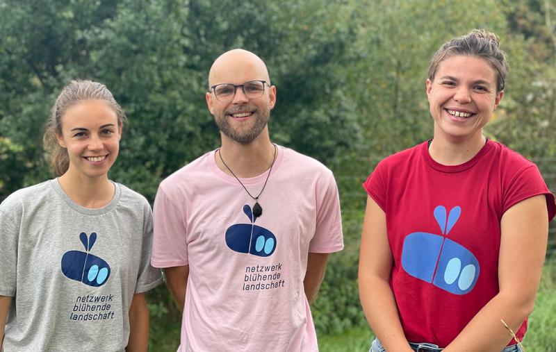 Viola Taubmann, Jurjen Molenaar und Klara Hansen (v.l.n.r.) arbeiten neu im Netzwerk Bl&uuml;hende Landschaft mit. (Foto: Lydia Wania-Dreher)