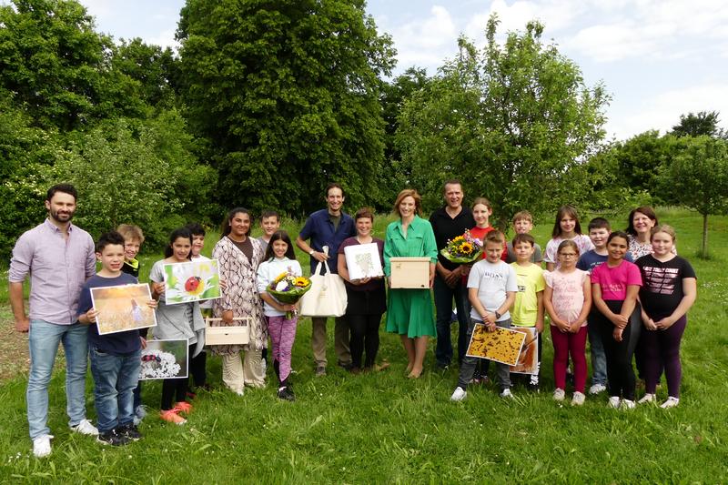 &Uuml;bergabe des Bienen-Erlebnissets am Montag in Bisingen: Auf dem Bild in der Mitte: Prinzessin Sophie (gr&uuml;nes Kleid), rechts daneben Bj&ouml;rn Hodler (schwarzes Shirt), links neben ihr Alicia Kipp und Jonas Ewert. (Foto: Roland Beck)