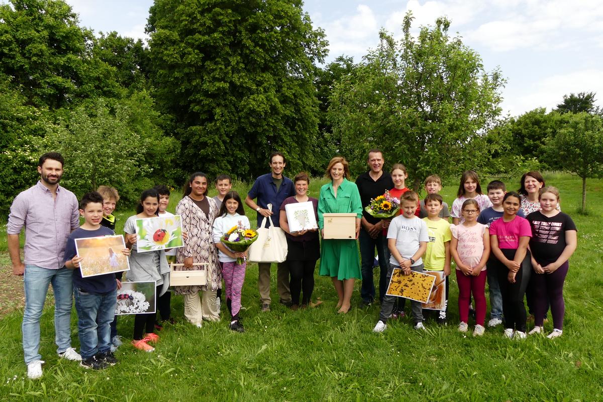 &Uuml;bergabe des Bienen-Erlebnissets am Montag in Bisingen: Auf dem Bild in der Mitte: Prinzessin Sophie (gr&uuml;nes Kleid), rechts daneben Bj&ouml;rn Hodler (schwarzes Shirt), links neben ihr Alicia Kipp und Jonas Ewert. (Foto: Roland Beck)