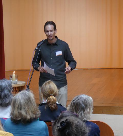 Jonas Ewert zog Parallelen zwischen Bienenp&auml;dagogik und BNE. (Foto: Mellifera e. V.)