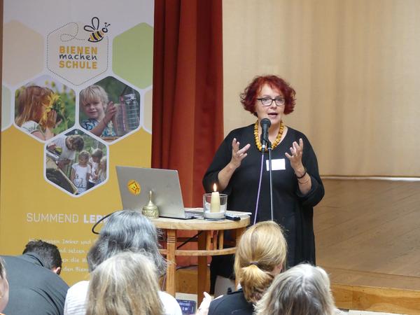 Demter Imkerin Barbara Leineweber sprach über das Wesen des Biens.  (Foto: Mellifera e. V.)