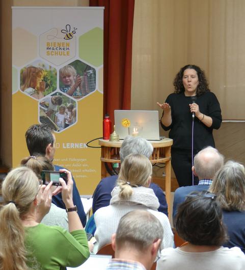Dr. Marit Kristine List pr&auml;sentierte ihre Forschungen zur Schulintegration von BNE. (Foto: Mellifera e. V.)