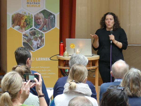 Dr. Marit Kristine List präsentierte ihre Forschungen zur Schulintegration von BNE.  (Foto: Mellifera e. V.)