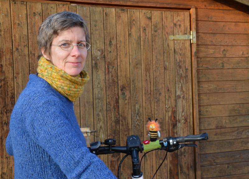 Pia Wenge und ihre Häkelbiene. (Foto: Lydia Wania-Dreher)