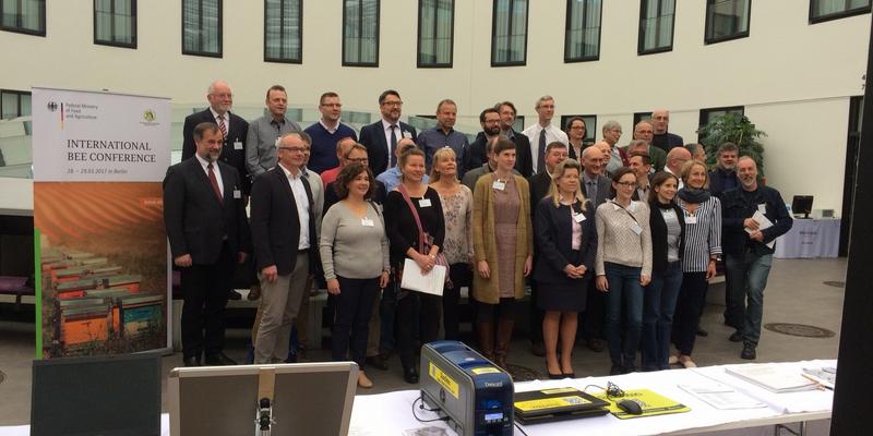 Gruppenbild mit Referenten. (Foto: Mellifera e. V.)