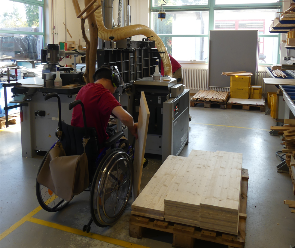 Hier werden die Seitenw&auml;nde der Modell-Einraumbeute hergestellt. (Foto: Alica Kipp)