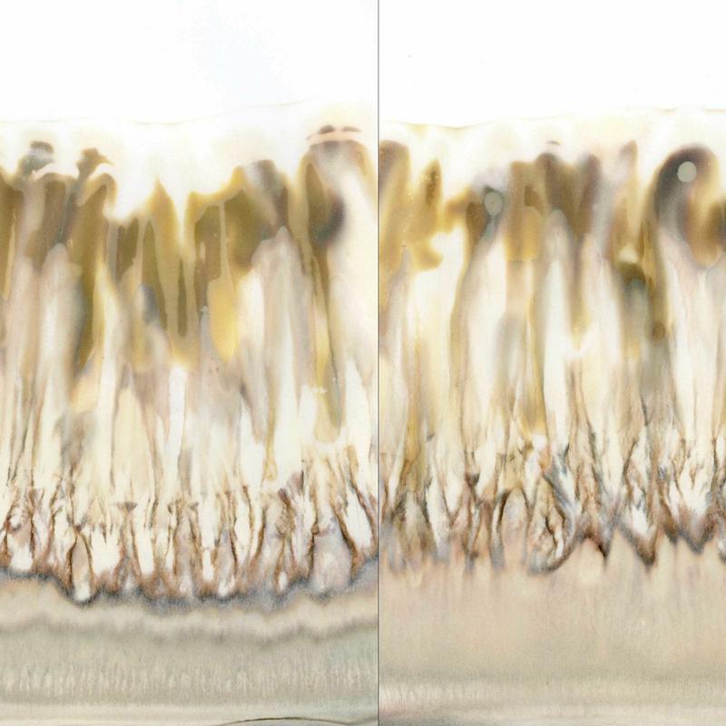 Steigbilder mit Honig: Links ist Demeter-Honig, hier sind die Tropfenformen rundlich, gleichmäßig, innen zieseliert und eher tief hängend. Rechts ist der konventionelle Honig, die Tropfenform ist unregelmäßig, hochgezogen und spitz. 