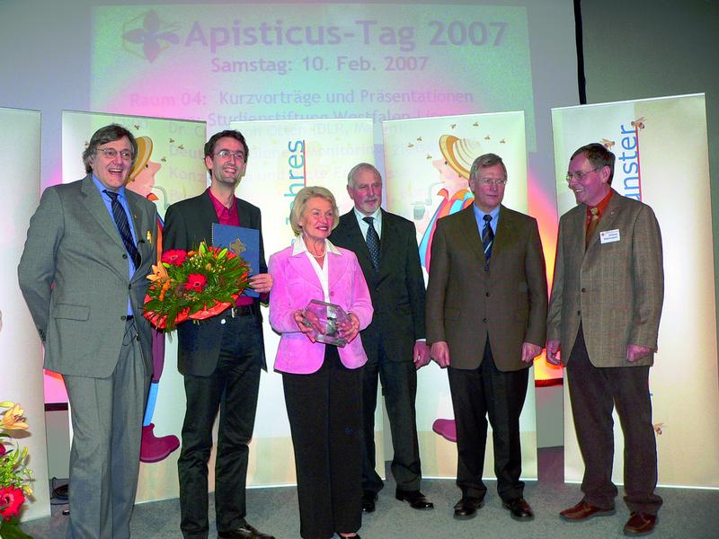 (v.l.n.r.): Dr. Werner M&uuml;hlen, Utto Baumgartner, B&uuml;rgermeisterin Karin Reismann,  Kammerpr&auml;sident Johannes Frizen, Landwirtschaftsminister von NRW Eckhard Uhlenberg und der Vorsitzende von Apis e.V. Alfons Pohlmann. (Foto: Kerstin Neumann)
