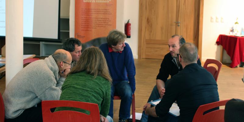 In kleinen Arbeitsgruppen wurden neue Ideen für das Netzwerk wesensgemäße Bienenhaltung entwickelt und diskutiert. (Foto: Daniel Schapawalow)